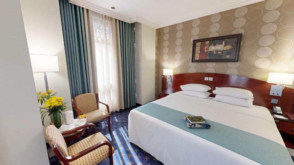 Leader Al Muna kareem