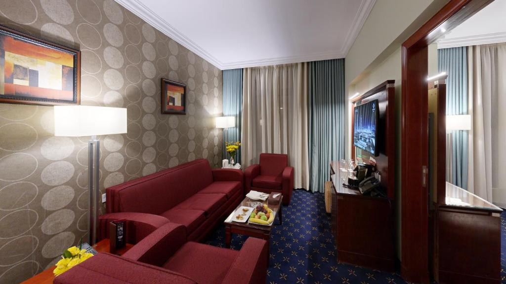 Leader Al Muna kareem